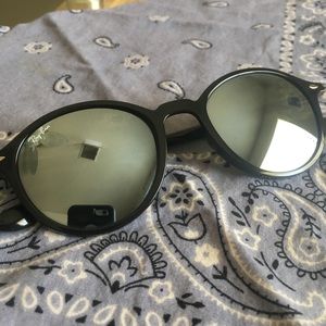 Women’s Ray-Ban Black mirrored shades